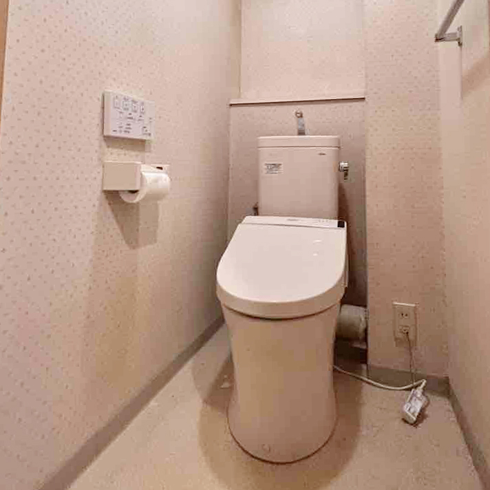 長年使われ、経年劣化が感じられるリノベ前のトイレ。