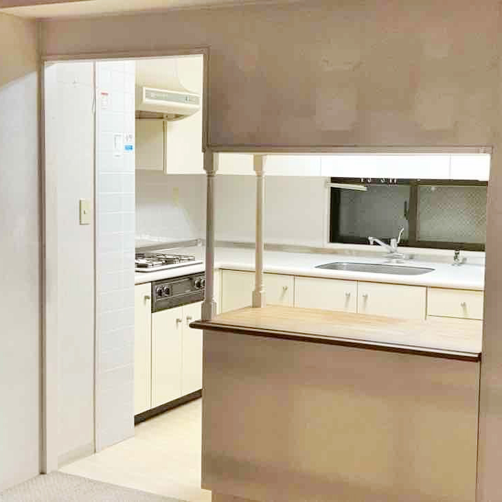 リビングダイニング横に独立していたキッチンスペース。
壁付けのL字型キッチンは、家族の気配を感じにくく、どこか寂しさを感じる空間でした。