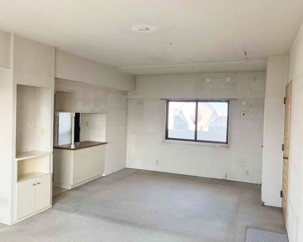 リノベーションを前提に購入された物件。
床のカーペットや壁紙には、経年による傷みが目立っていました。
