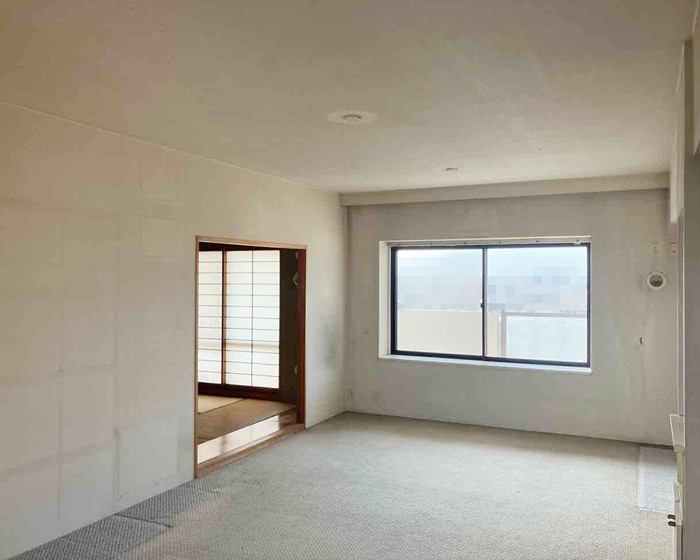 リノベーションを前提に購入された物件。
床のカーペットや壁紙には、経年による傷みが目立っていました。
