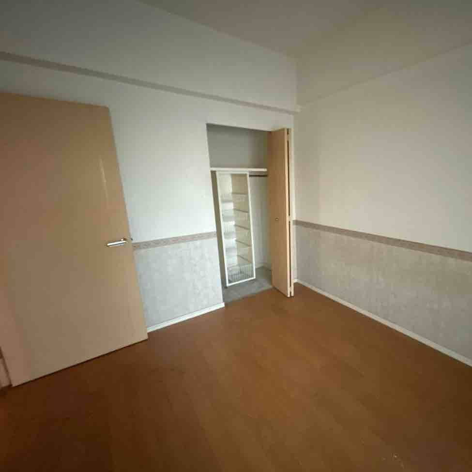 以前は標準的な洋室で、壁紙もシンプルなものでした。
収納スペース（クローゼット）はありましたが、もう少し収納力が欲しいところです。