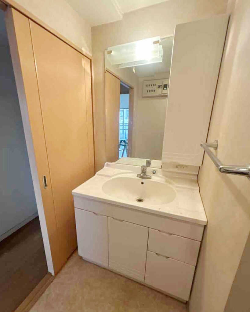 リノベーション前は一般的な既製品の洗面台 。
画一的な印象です。