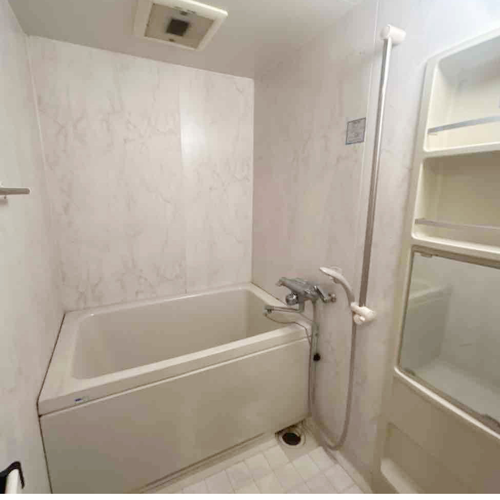 長年の使用による経年劣化で傷みが目立っていました 。
浴室の配置は変えず、デッドスペースを徹底的に見直すことで浴室全体のサイズアップを実現します。