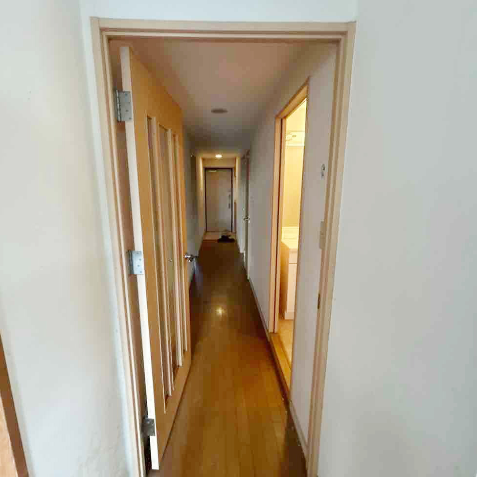 以前の廊下は、各部屋への単なる通路としての役割しかなく、収納も不足気味でした。
