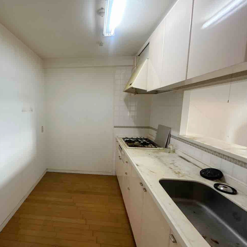 壁に囲われていたキッチンスペース。
今回の工事でキッチンの向きを変え、オープンなスペースにつくりかえます。
