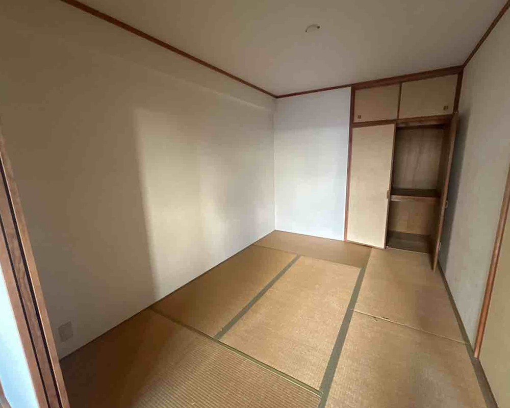 以前の和室は、経年劣化により畳や襖に傷みが目立っていました。
典型的な独立した和室だったため、リビングとの繋がりが薄く、暗い印象を感じさせていました。