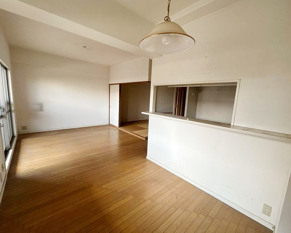 リノベーション前提で購入された中古マンション。
壁紙や床、畳に経年劣化が見られていました。