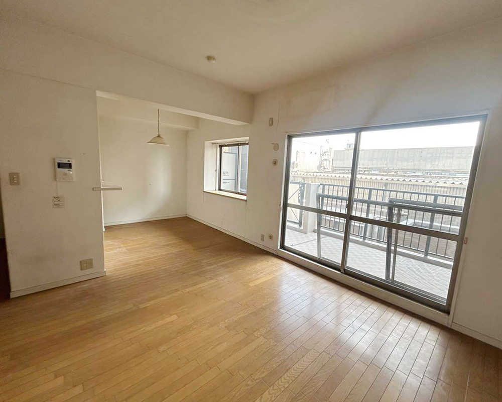 リノベーション前提で購入された中古マンション。
壁紙や床、畳に経年劣化が見られていました。