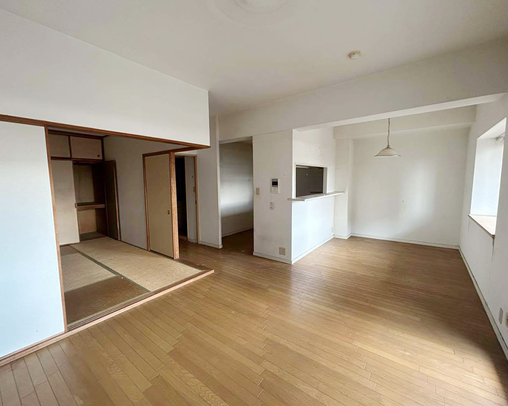 リノベーション前提で購入された中古マンション。
壁紙や床、畳に経年劣化が見られていました。