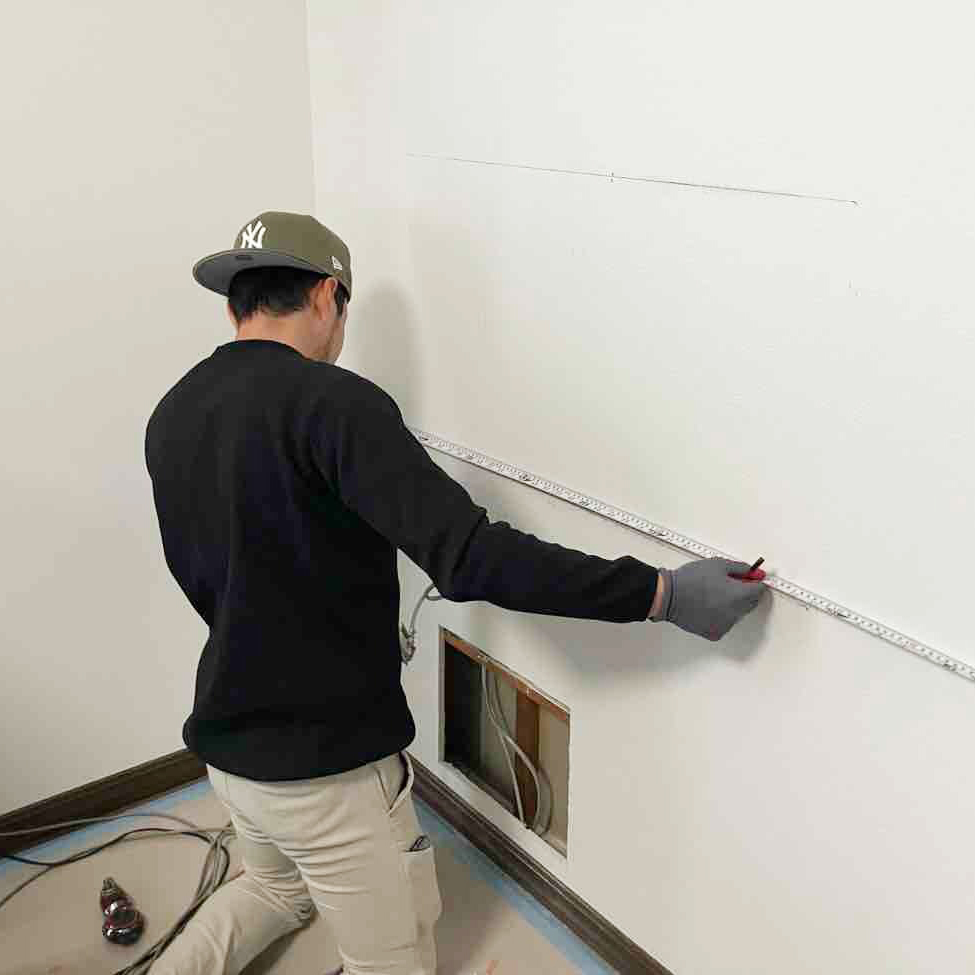 施工中。慎重にTVの設置位置を決めます。壁掛けTV用の金具は、購入予定のTVに合わせる必要があるので、十分に確認しながら発注しました。