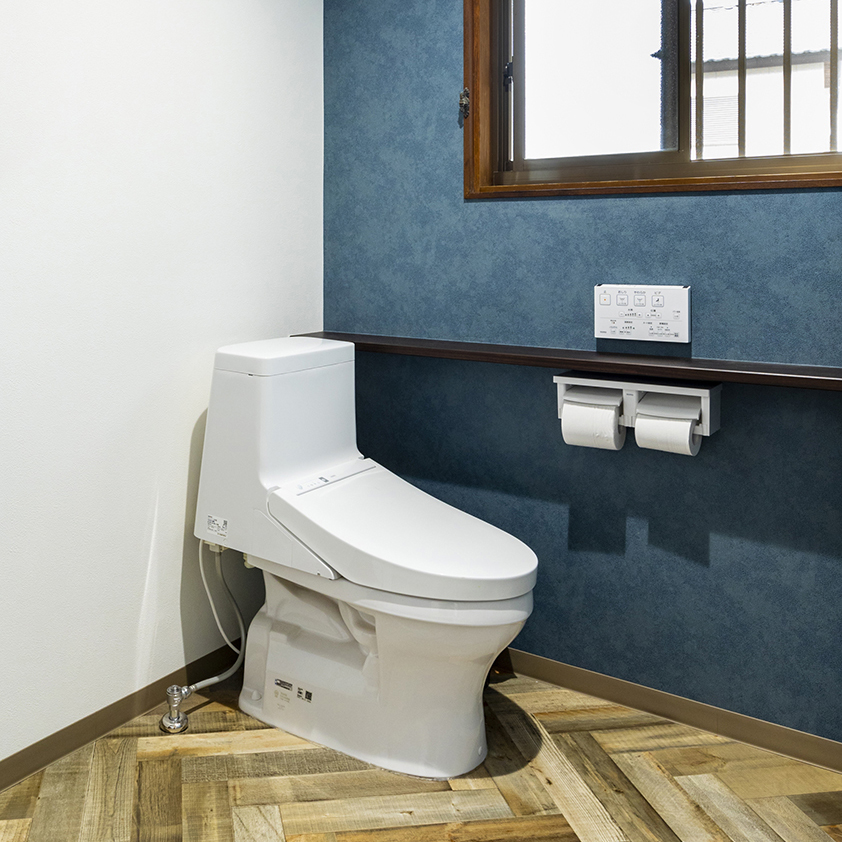 濃いブルーにヘリンボーンの床の和モダンな印象に生まれ変わりました。<br />
トイレはTOTO ZJ1です。<br />
便器は、TOTO独自の技術「セフィオンテクト」で、汚れにくく、落ちやすくなっています。