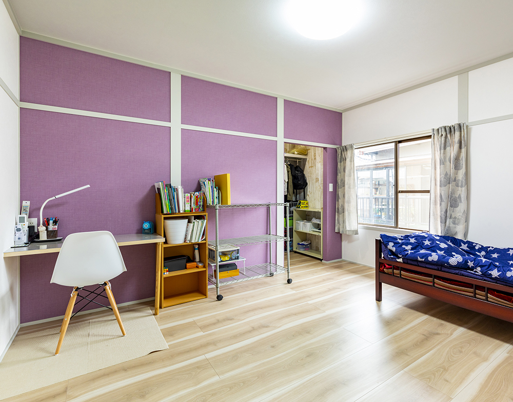 紫の壁紙がオシャレなお部屋。<br />
真壁の柱は白く塗装して、お部屋のアクセントになっています。<br />
こちらのお部屋も、大容量の収納があります。<br />
