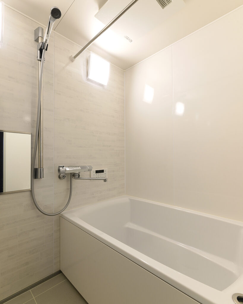 タカラスタンダード　広ろ美ろ浴室をセレクトしました。<br />
間口と奥行きを2.5㎝刻みで調整できるリフォーム専用の浴室です。<br />
限られた空間を最大限利用できます。