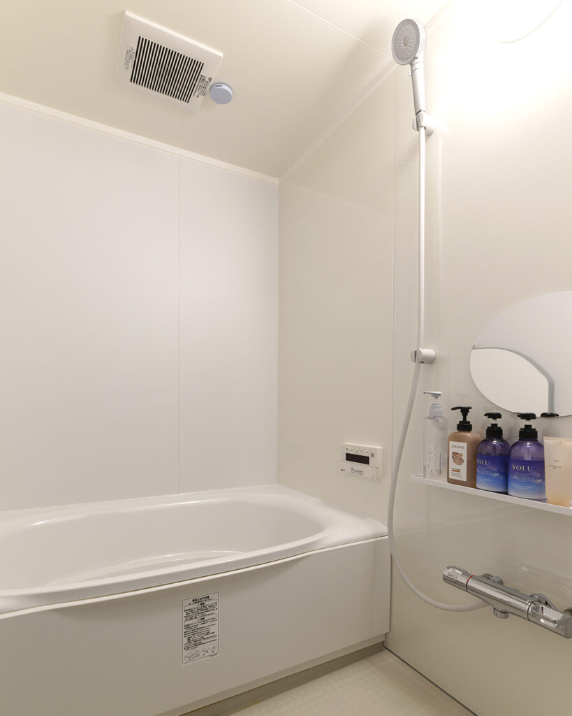 真っ白で清潔感のあるバスルーム。<br />
リクシルのマンションリフォーム用のユニットバスシリーズ〔リノビオP〕。<br />
シンプルでお掃除しやすい仕様です。