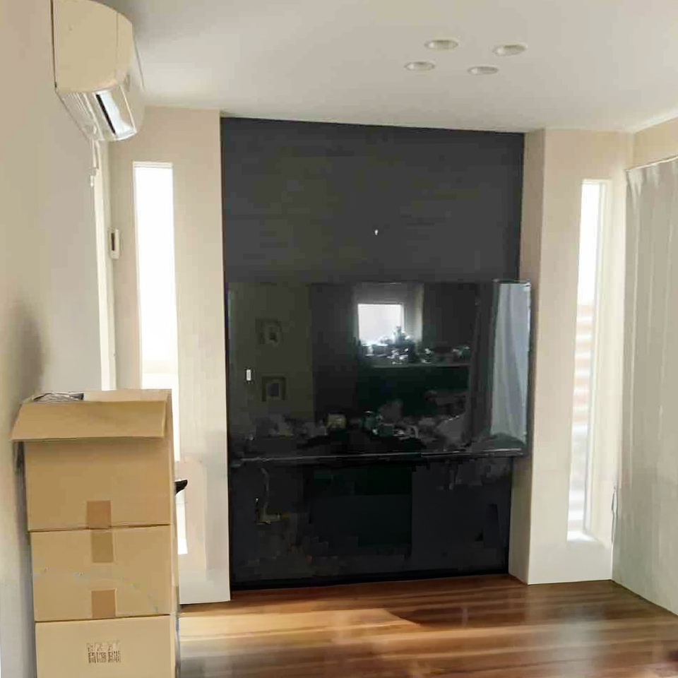 暗めのアクセントクロスが重たい印象です