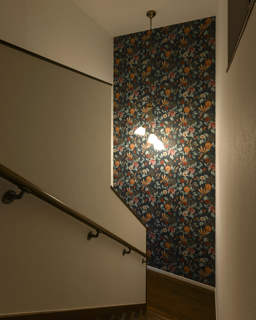 1階と2階を繋ぐ廊下には華やかで品のあるフラワー柄の壁紙をセレクトしました。