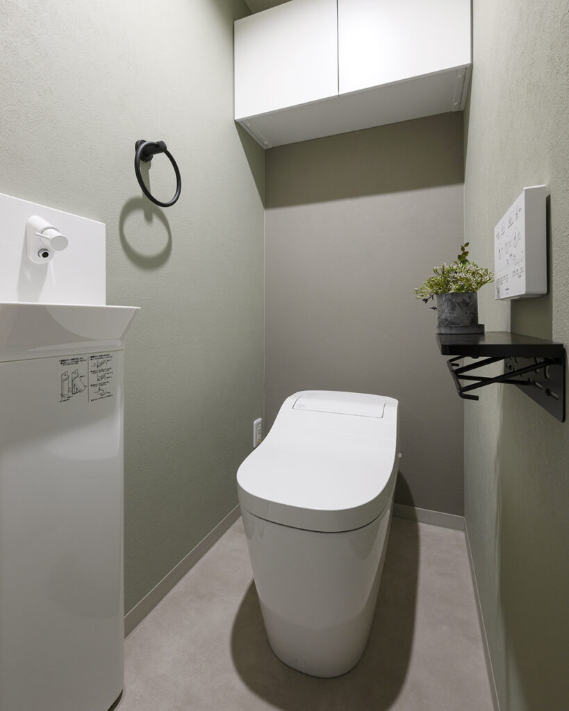 美しいアースカラーを３色で貼り分けた石目調壁紙。
モダンで洗練された質感でありながら、あたたかみのあるカラーが魅力的です。