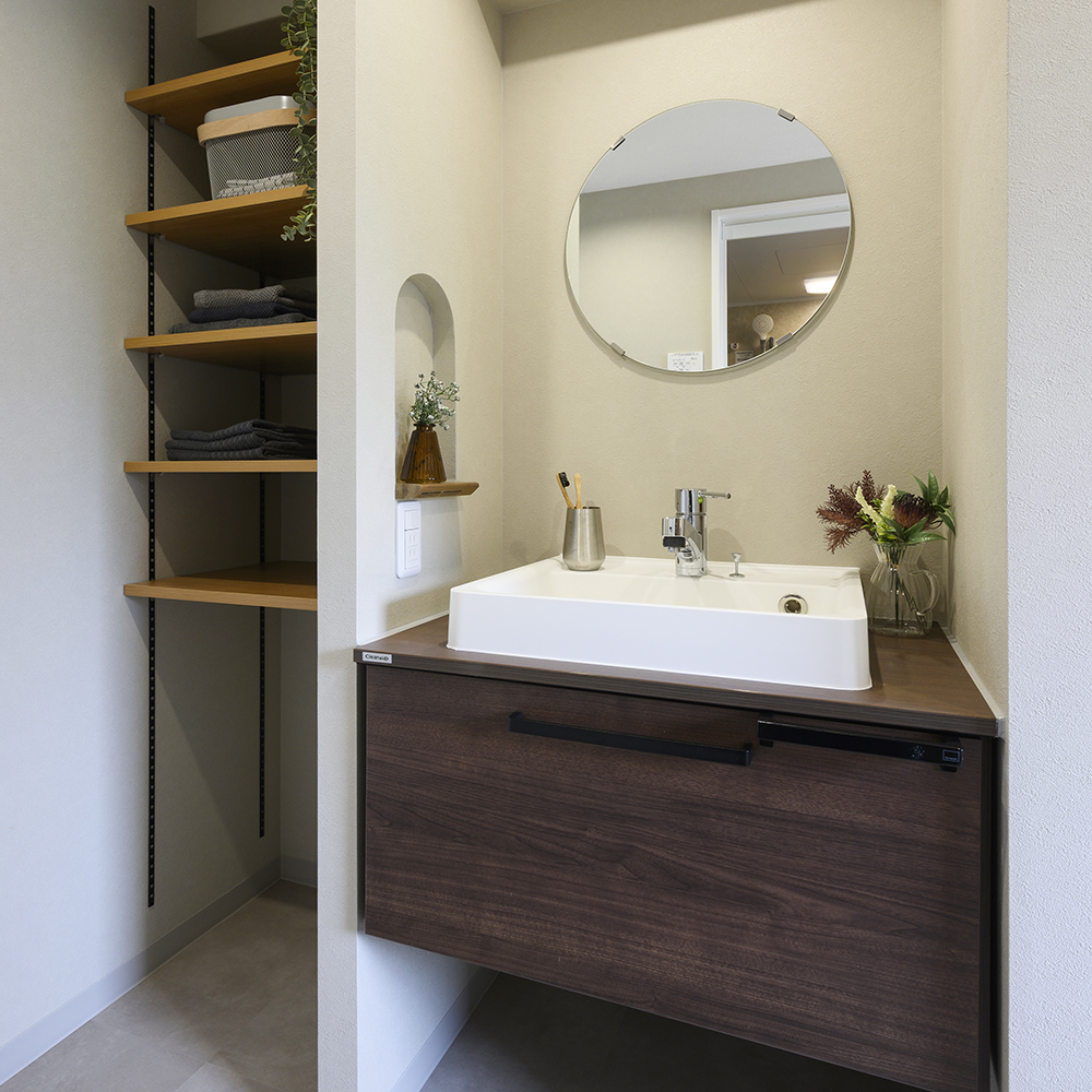 洗面台の隣には可動棚を設置し、タオル類などの収納に便利です。