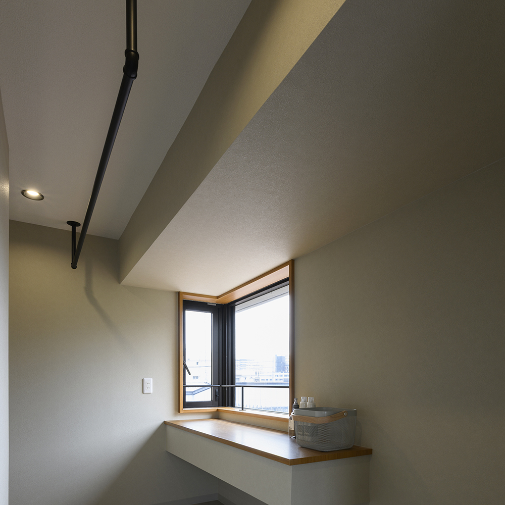 洗面所はランドリールームと直結。
<br>室内干し用のアイアンバーも、デザイン性を損なわず設置しています。