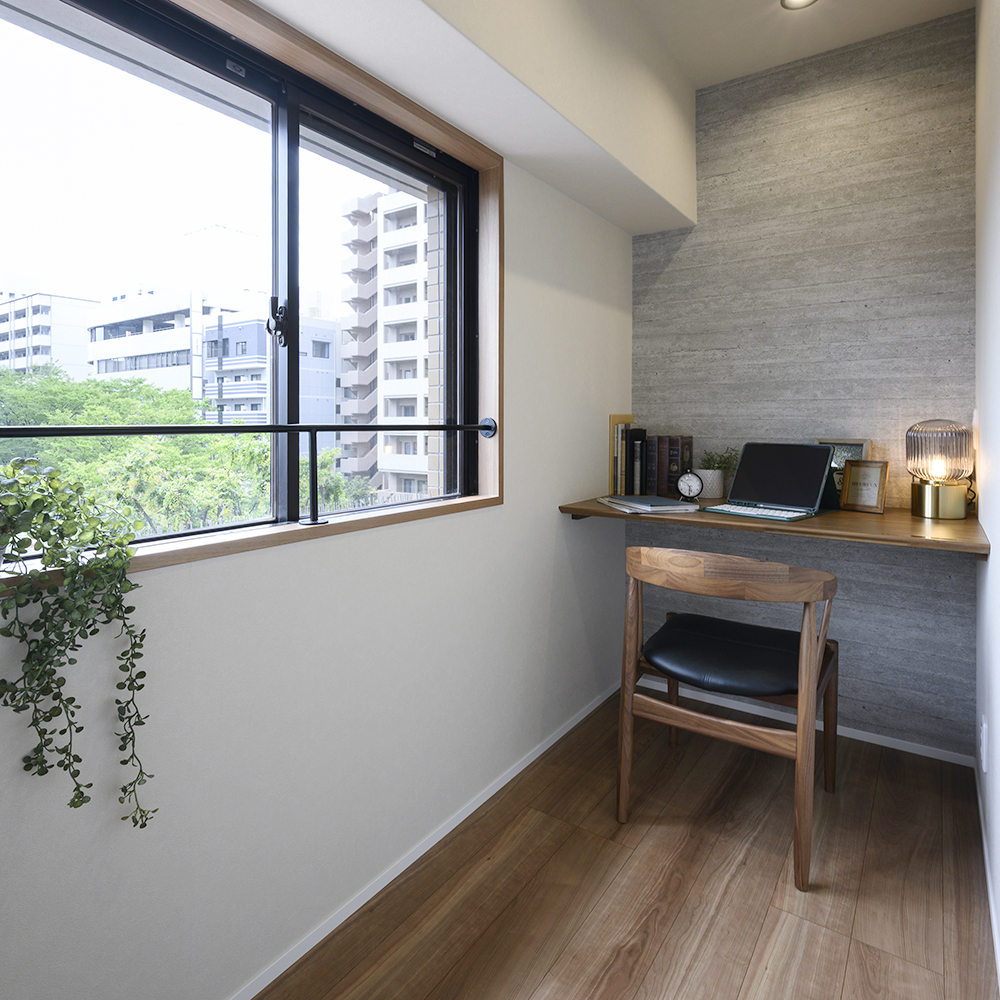 個室の奥にまるで秘密基地のようなワークスペース