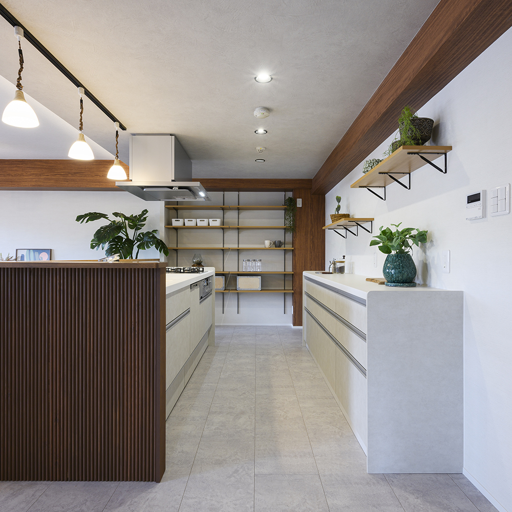 キッチンの並びに可動棚を設置。オープンなパントリーとして、食材や食器などをおしゃれにならべます。