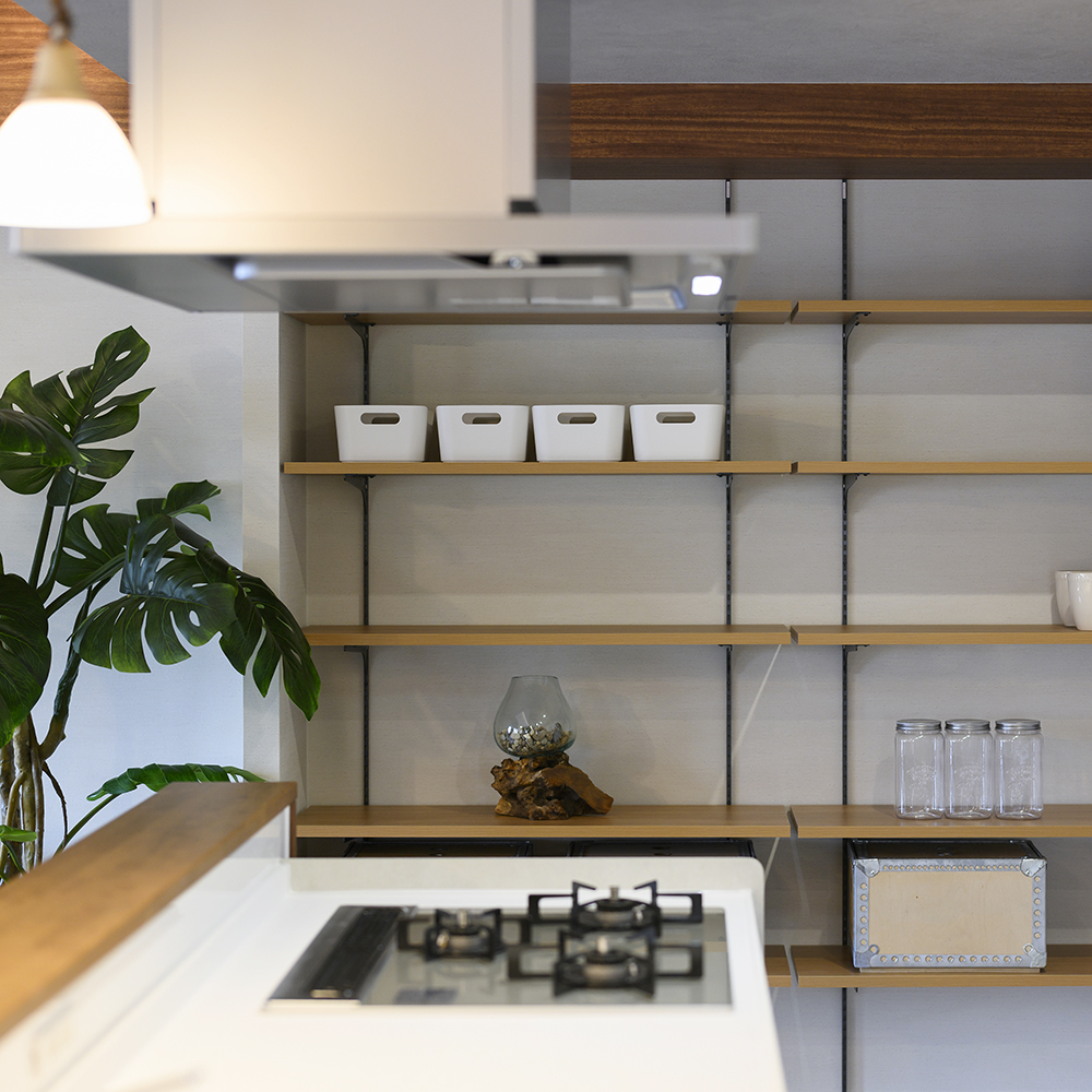 キッチン横の壁面には作りつけの可動棚を設置。