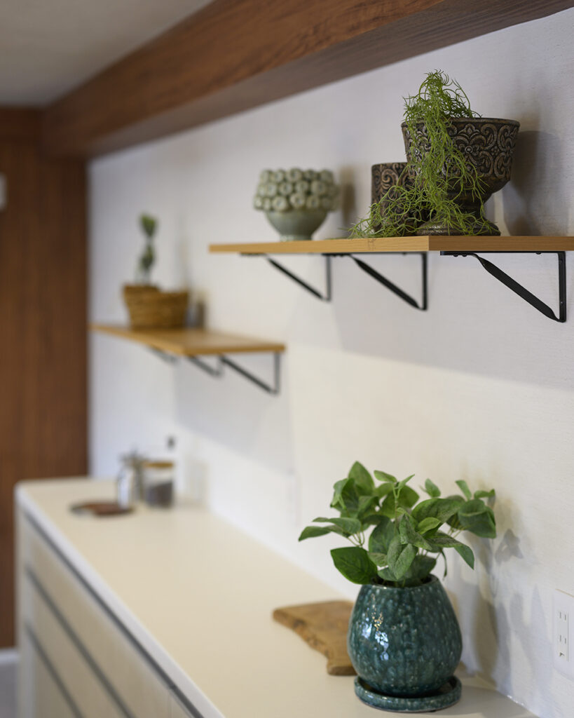 キッチンの背面の飾り棚には、小さなグリーンなどを飾ってすっきり見せます。