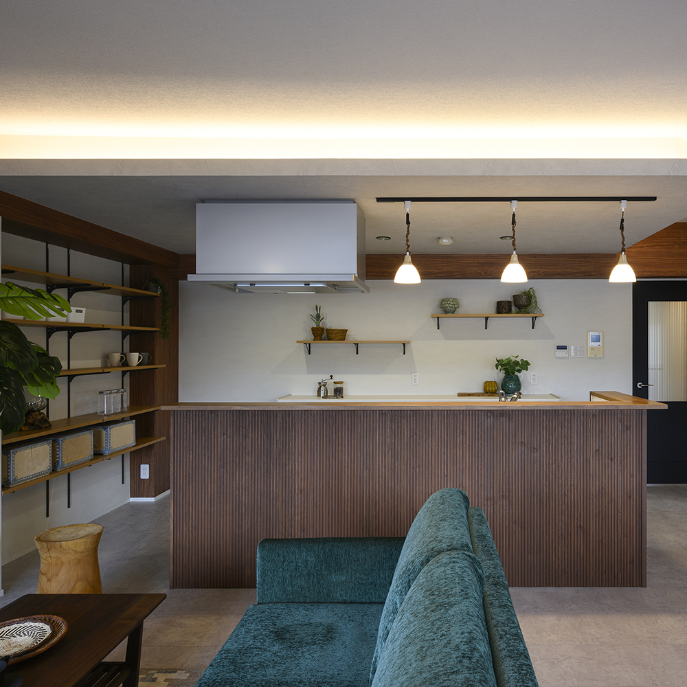 独立していたキッチンをリビングの中に移し、空間の主役に。