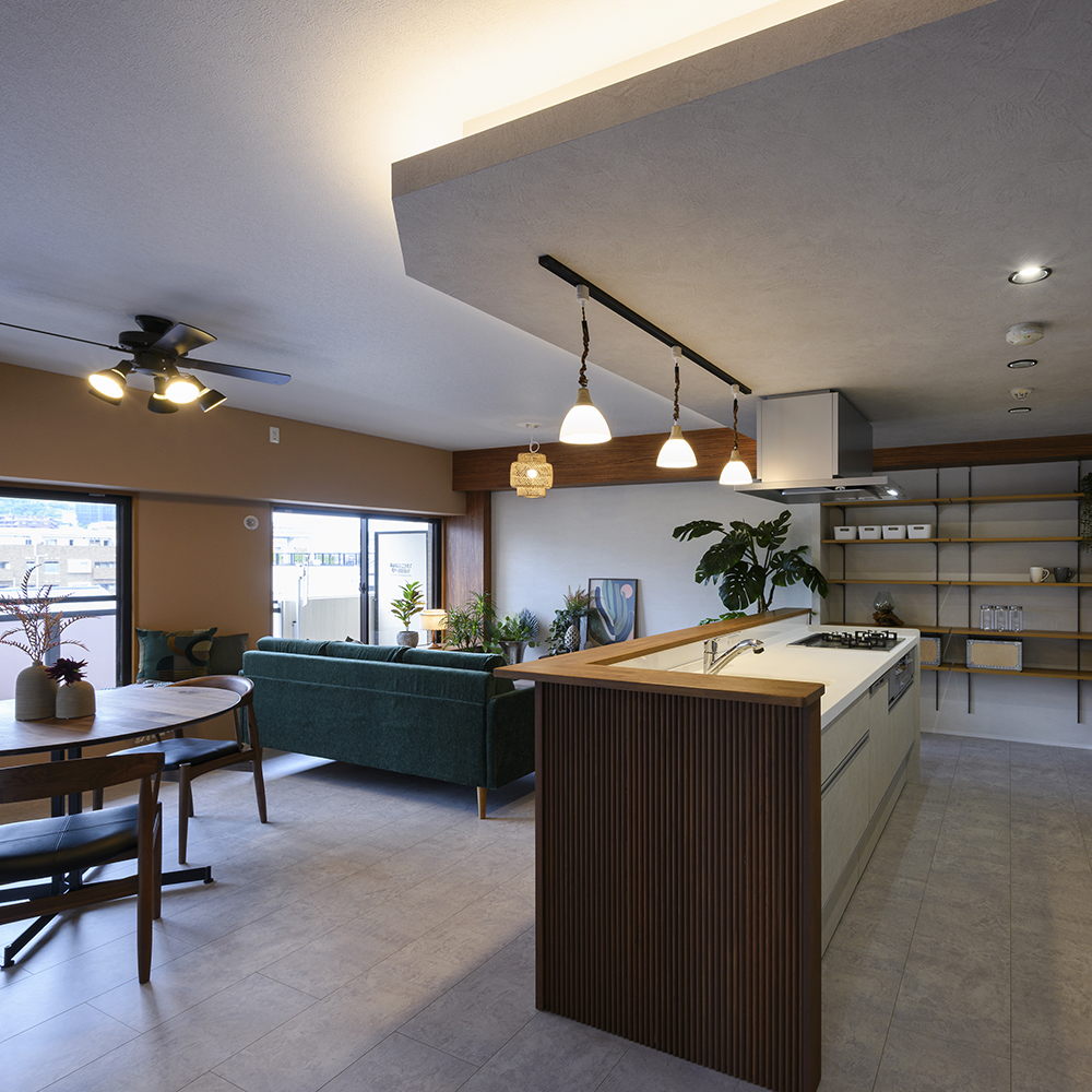 手元が隠れるように立ち上げた腰壁のおかげで、片づけや調理の際の生活感を気にせずに過ごせます。