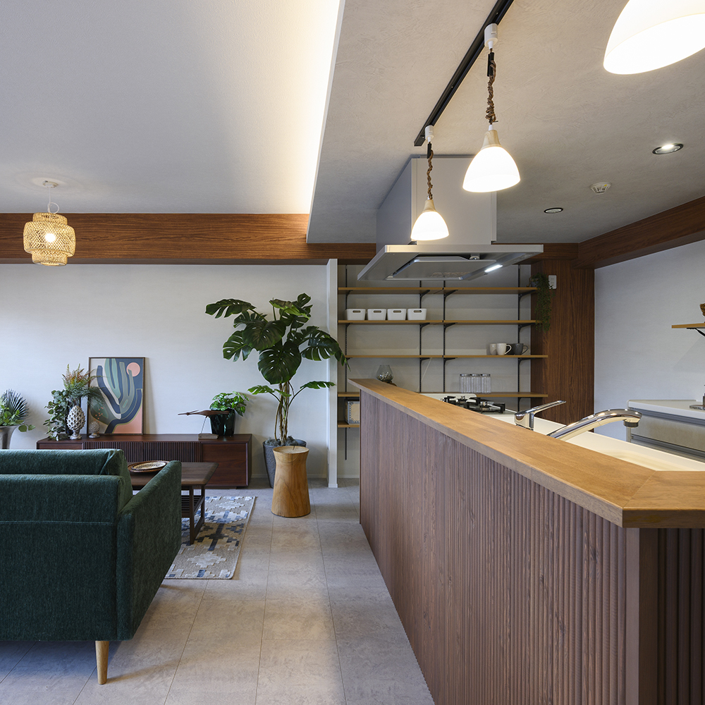 無垢材の腰壁でキッチンの存在をリゾート感あるものに変えます。