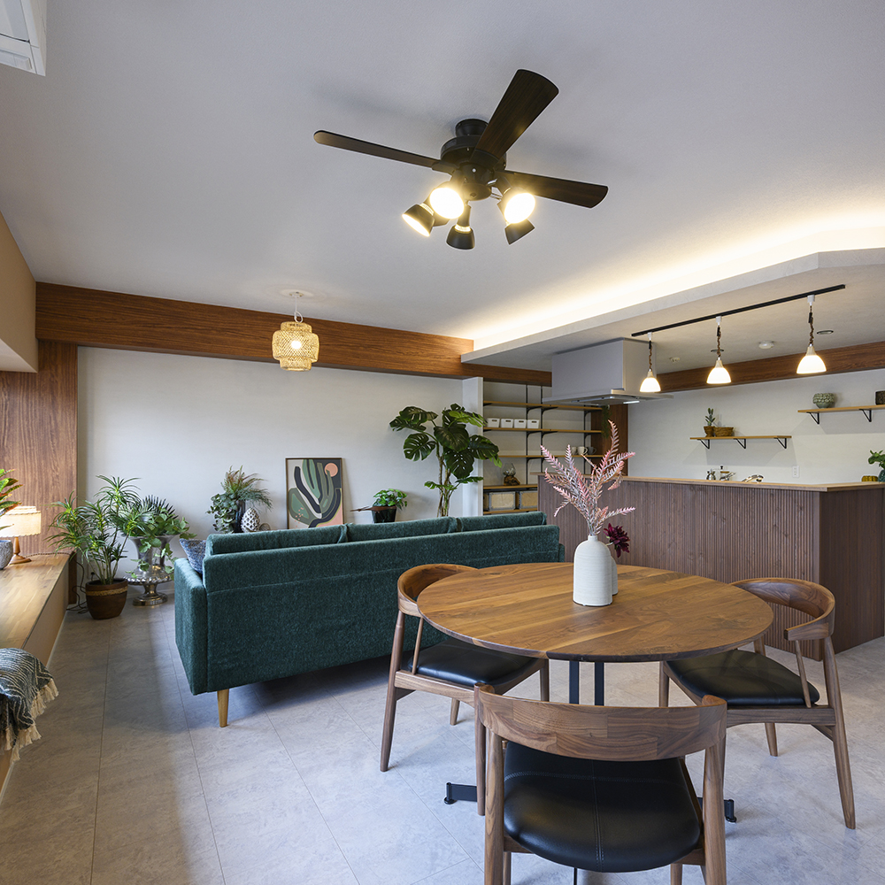 キッチンはまるで家具のようにデザインされ、リビングに溶け込んでいます。