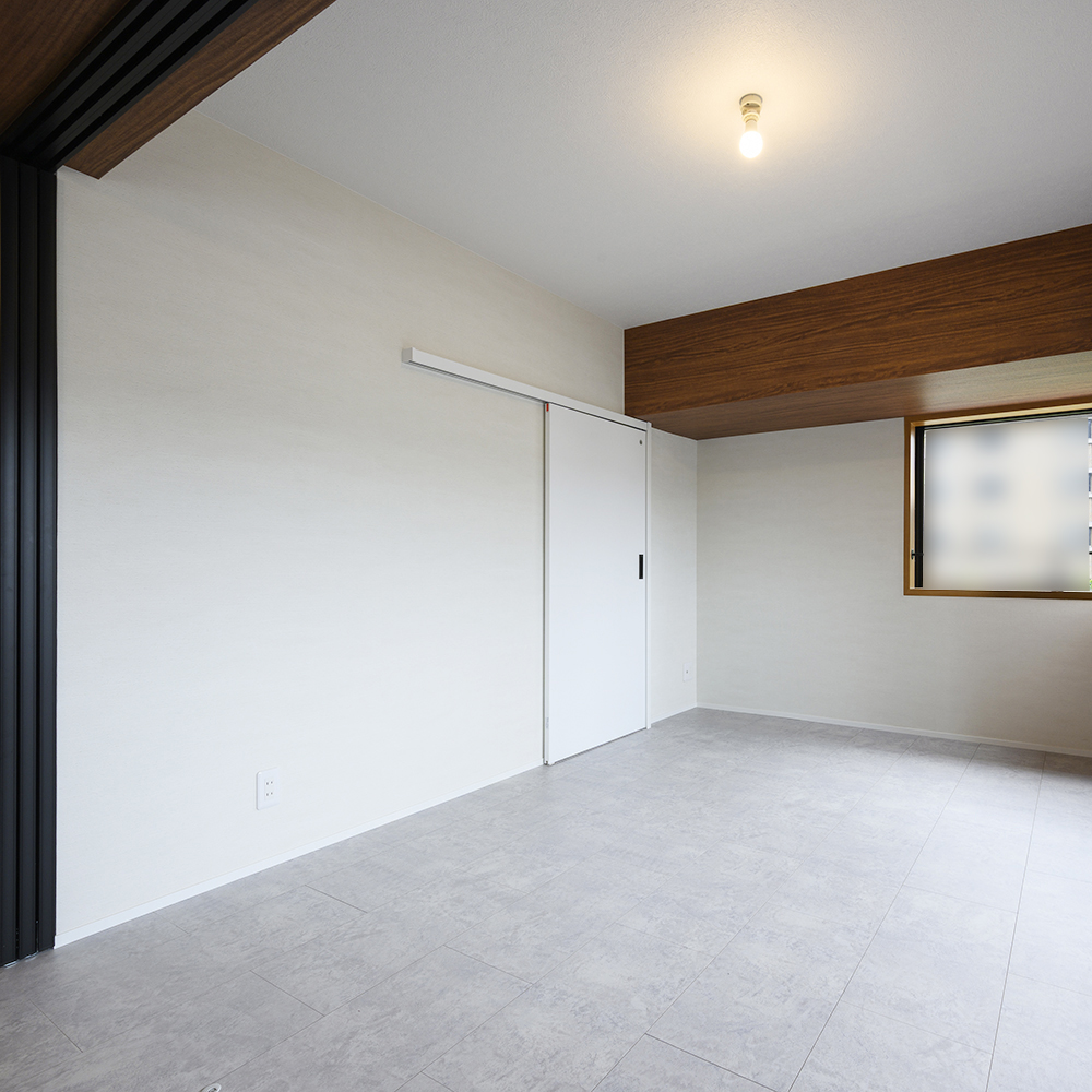 LIXILのフロアタイル（ラシッサ Dフロア）ライトクレイ調は木質とも相性がよく素材ミックス空間を際立てます。