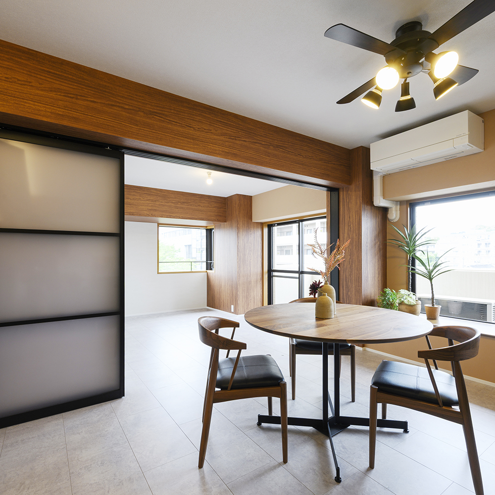 床にレールがないため、戸を開けるとLDKと一体化。<br>すっきりとした開放的な空間になります。