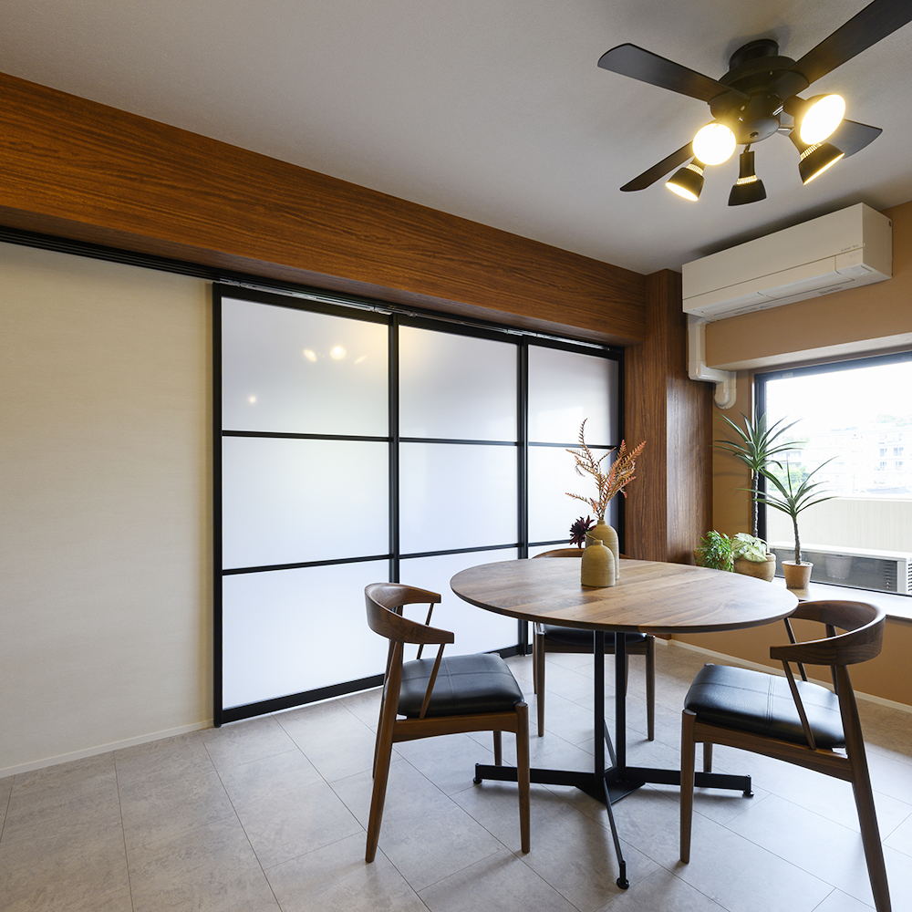 LDKに隣接する部屋を半透明の間仕切り戸で仕切ると圧迫感もなく視線を遮れます。