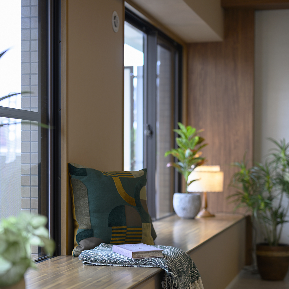 窓際のヌックは自然光がたっぷりと入り、外の景色を楽しみながらリラックスできます。