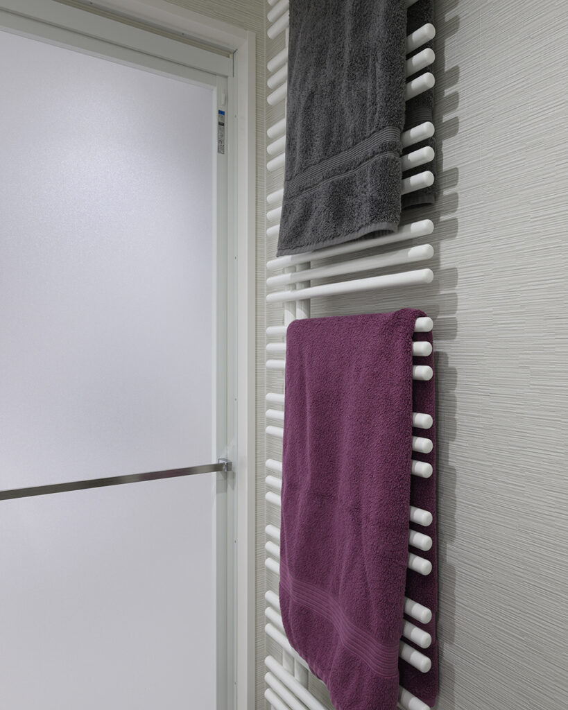 LIXIL「ルミシス」が生み出す、圧倒的な高級感。
機能性を高めるタオルウォーマーも備えた、こだわりのサニタリースペースです。