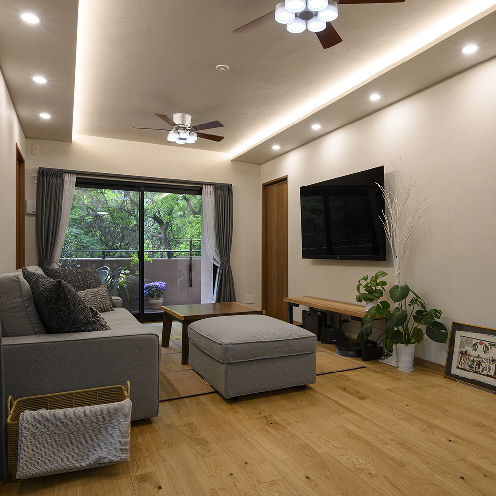 間接照明とシーリングファンが印象的な、洗練されたLDK。
個室の扉は引き戸でしたが、扉が見えることが気になり、壁と壁の間に扉を収める「引き込み戸」に交換。
また、断熱性能を向上させるため、カバー工法による窓の交換をしました。