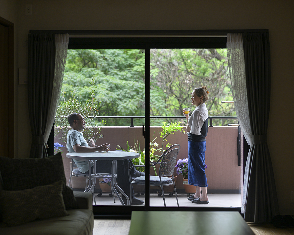 管理会社へ確認を取り許可を取得した上で、既存の枠に新しい枠をかぶせる「カバー工法」にて全ての窓を交換しました 。