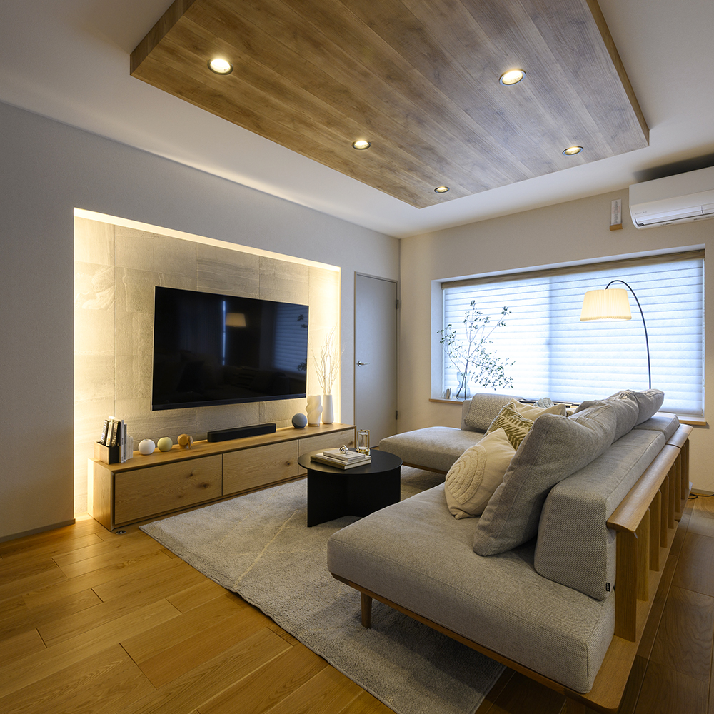 木目の下がり天井とテレビ背面のエコカラットが空間のアクセントに。
テレビ周りには間接照明を取り付け、リラックスできる雰囲気を演出。
