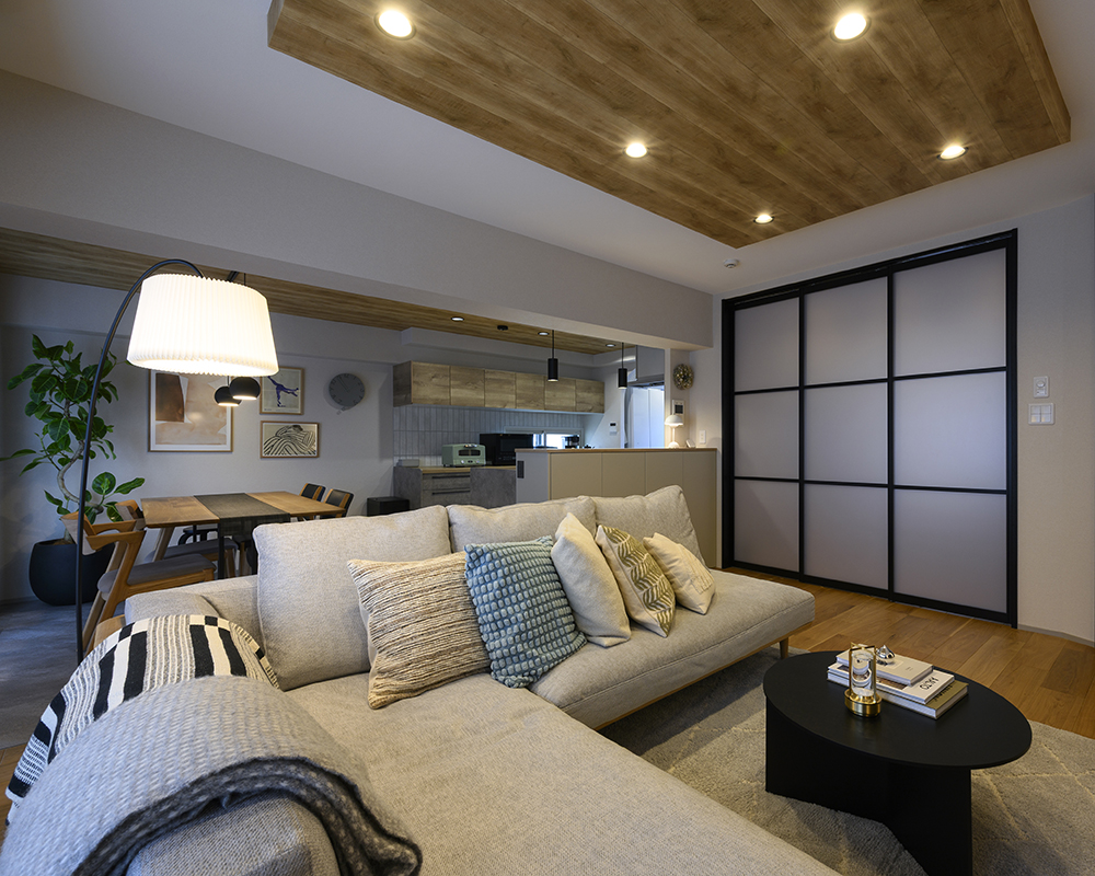 大和建装の間仕切り建具で、LDKをゆるやかに仕切れるように。
普段は広々と開放的に使え、必要に応じて仕切ればエアコン効率の向上や急な来客時の目隠し、プライバシーの確保にも役立ちます。
光を取り入れるパネルが、閉めても明るく閉塞感のない空間をつくります。