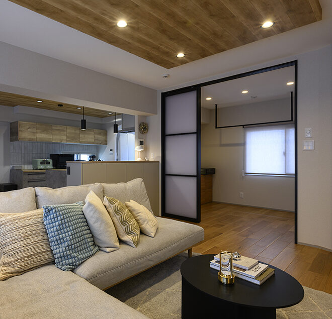 LDKの一角に、室内干しができるフリースペースを設けました。
扉を開ければ広々と使え、来客時など見られたくないときは閉めて個室としても活用できます。