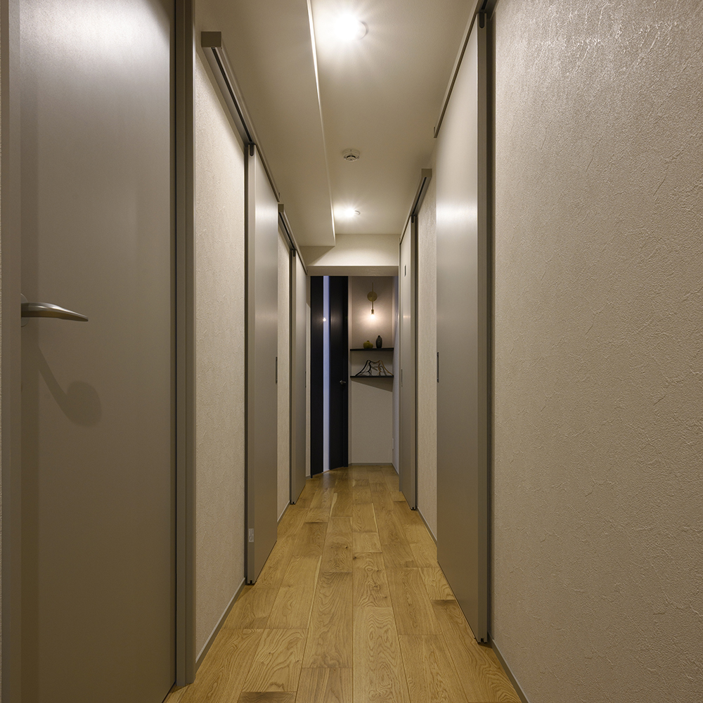 各部屋の扉は上品なパールグレーで統一しつつ、廊下の一番奥にあるリビングドアのみネイビーオークの色を採用。
視線が自然と奥へと導かれ、空間に奥行きとアクセントが生まれています。
