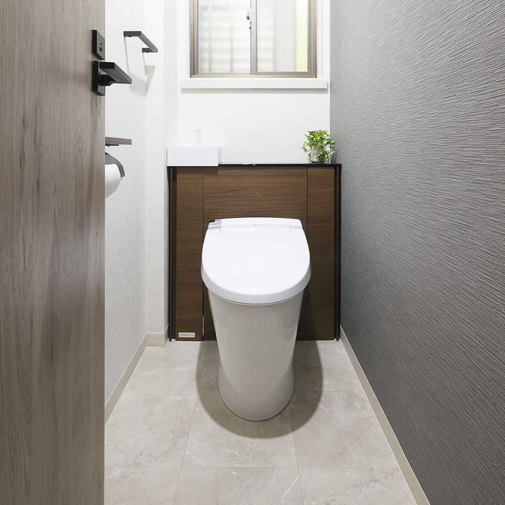 タンクや給水管、掃除道具まで隠せるLIXILのキャビネット付きトイレのリフォレで生活感のないホテルライクな雰囲気です。