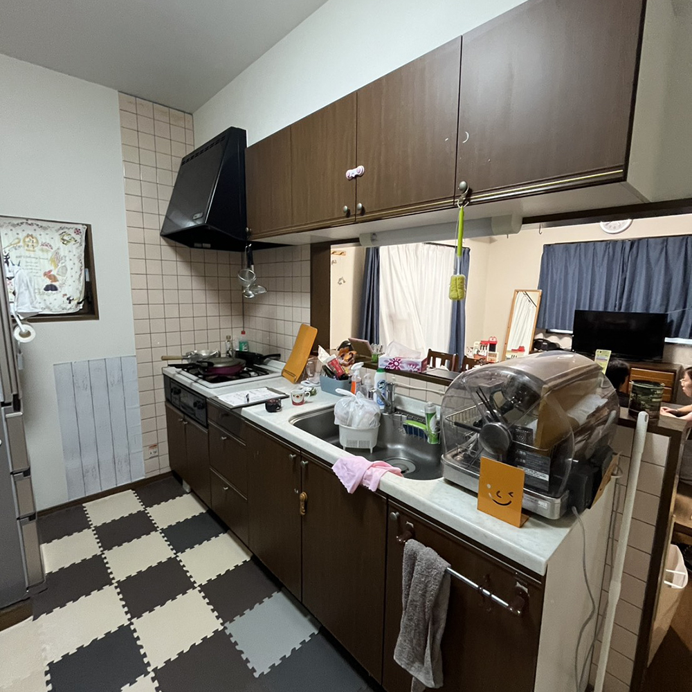 きっかけはコンロの故障でした。
キッチンそのものも年数が経っており、使い勝手にも不便さを感じておられました。