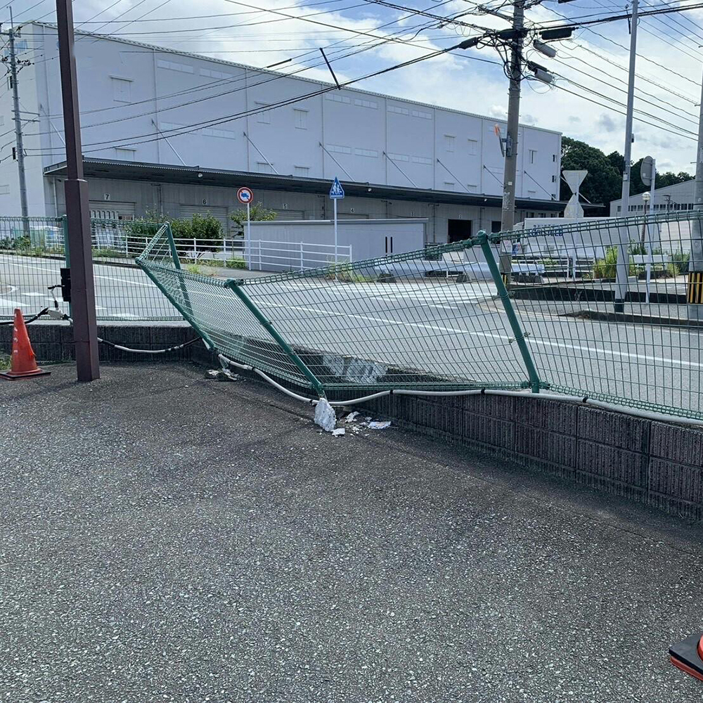 車の事故により、フェンスが大きく倒されていました。