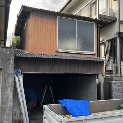 車庫の上にある小屋が腐食しており、崩れ落ちそうな不安がありました。