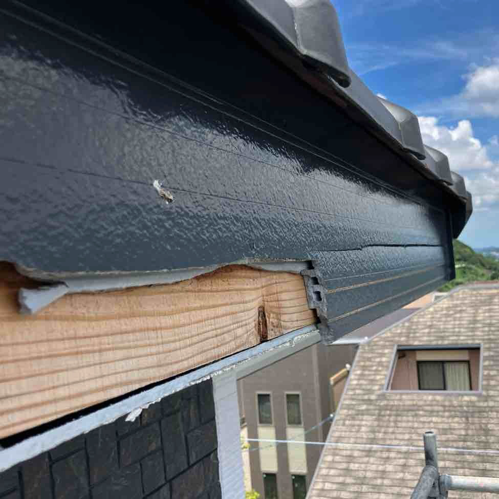 破風板に亀裂が入っており今後も別の部分から破風の破損が出そうな状況でした。