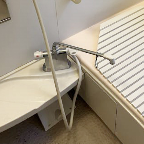 浴室水栓にヒビがはいっており、水漏れしていました。