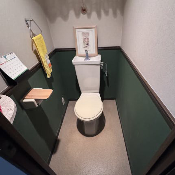 既存のトイレは少し古さと暗さを感じておられました。