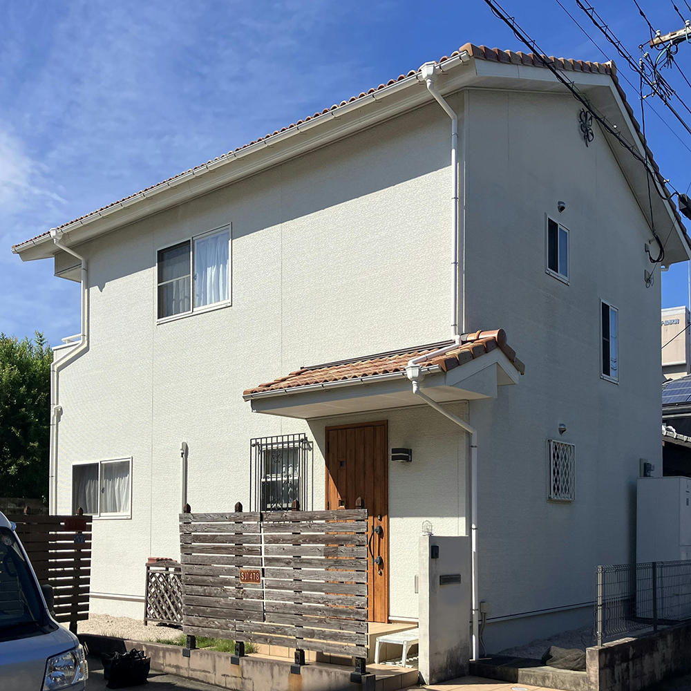 チョーキング（触ると白い粉がつく現象）が出て、防水性もなくなっていました。